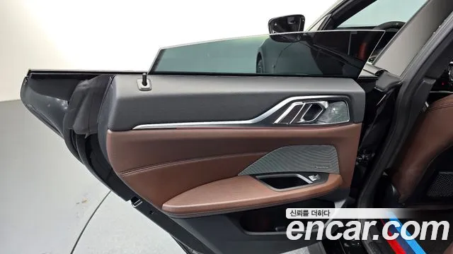 BMW i4 — Фото автомобиля 24