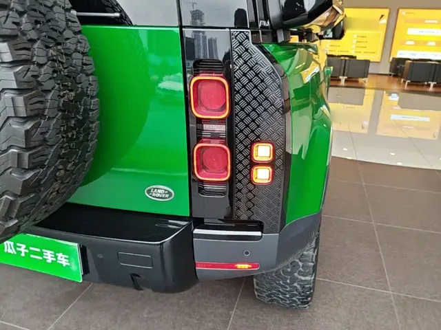 Land Rover Defender — Фото автомобиля 7