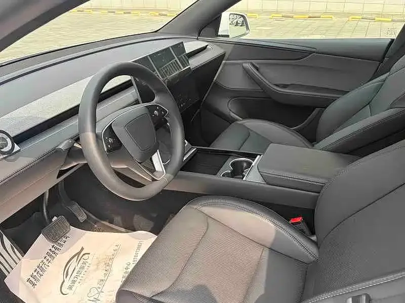 Tesla Model Y 2026 Rear-Wheel Drive — Фото автомобиля 4