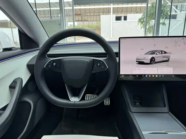 Tesla Model 3 — Фото автомобиля 7