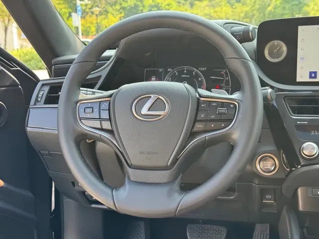 Lexus ES — Фото автомобиля 9