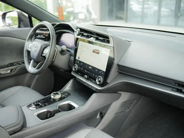 Lexus RZ — Фото автомобиля 10