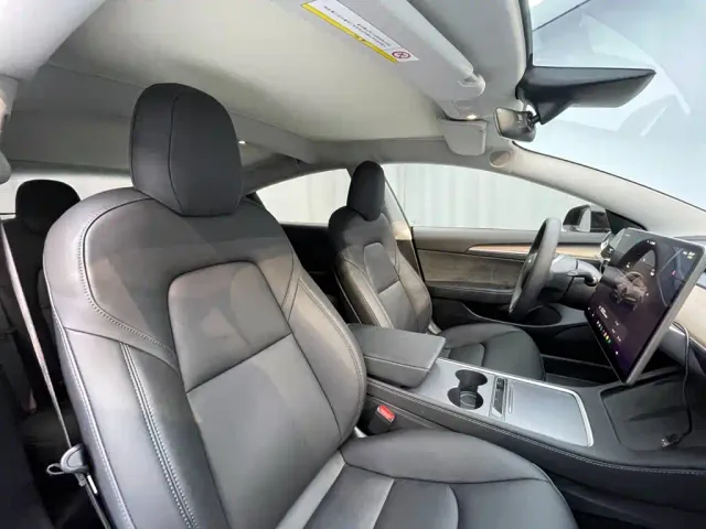 Tesla Model 3 — Фото автомобиля 12