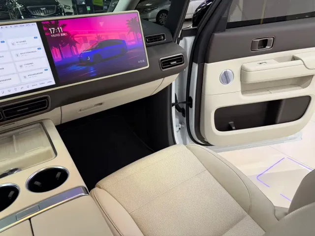 Li Auto MEGA — Фото автомобиля 7
