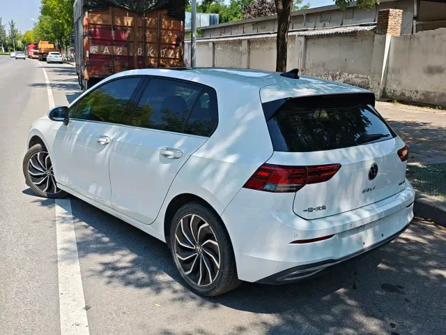 Volkswagen Golf — Фото автомобиля 4