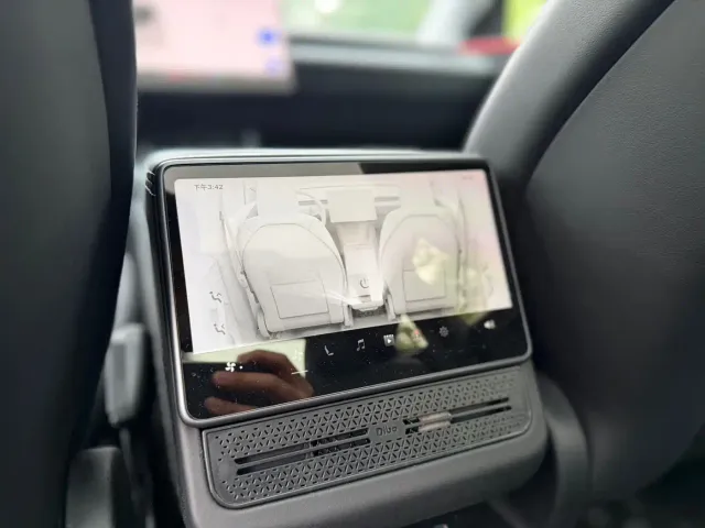 Tesla Model Y — Фото автомобиля 10