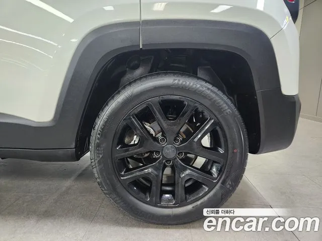 Jeep Renegade — Фото автомобиля 20