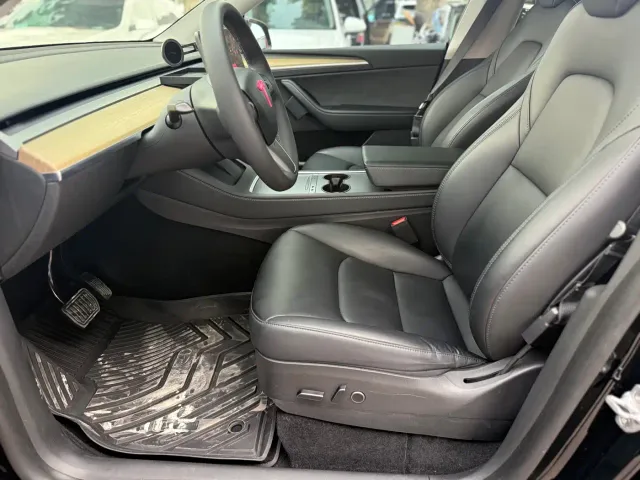 Tesla Model Y — Фото автомобиля 6