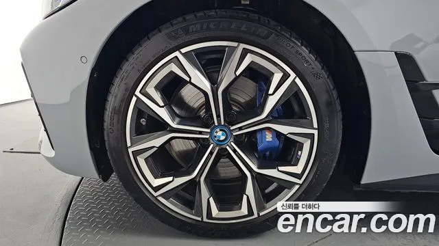BMW i4 — Фото автомобиля 5