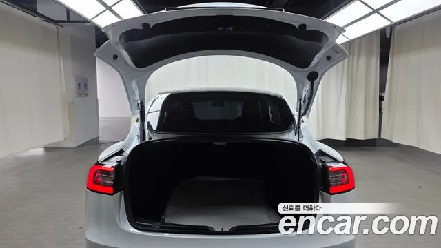 Tesla Model 3 — Фото автомобиля 17