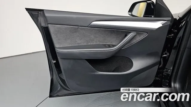 Tesla Model Y — Фото автомобиля 13