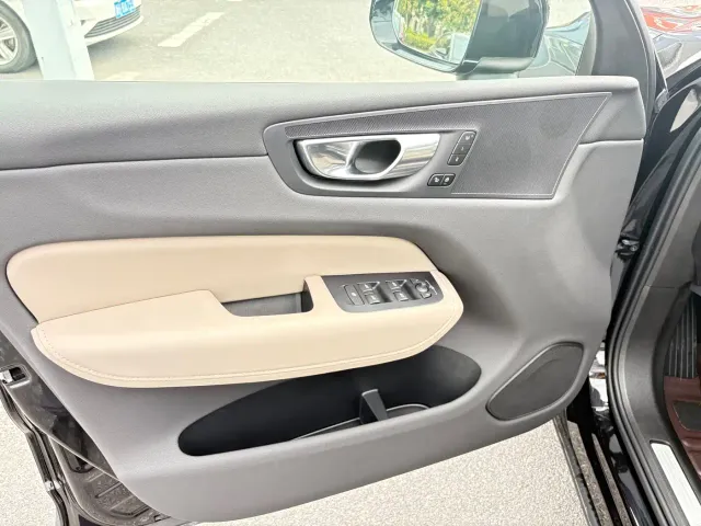 Volvo XC60 — Фото автомобиля 11
