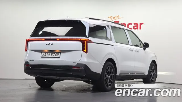 Kia Carnival Generation 4 — Фото автомобиля 2