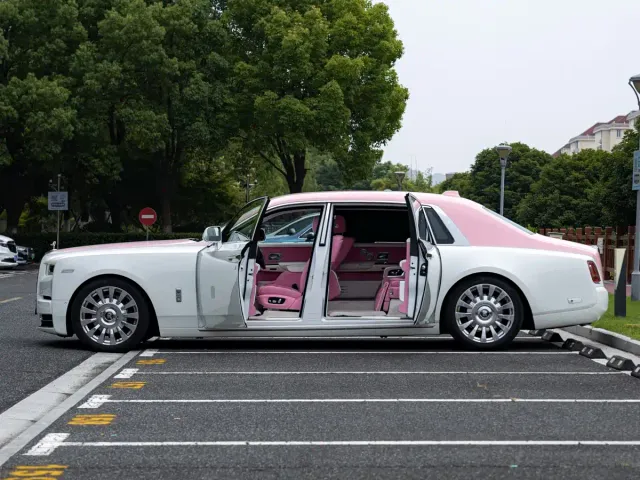 Rolls-Royce Phantom — Фото автомобиля 8