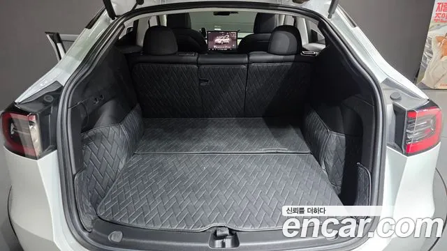 Tesla Model Y — Фото автомобиля 17