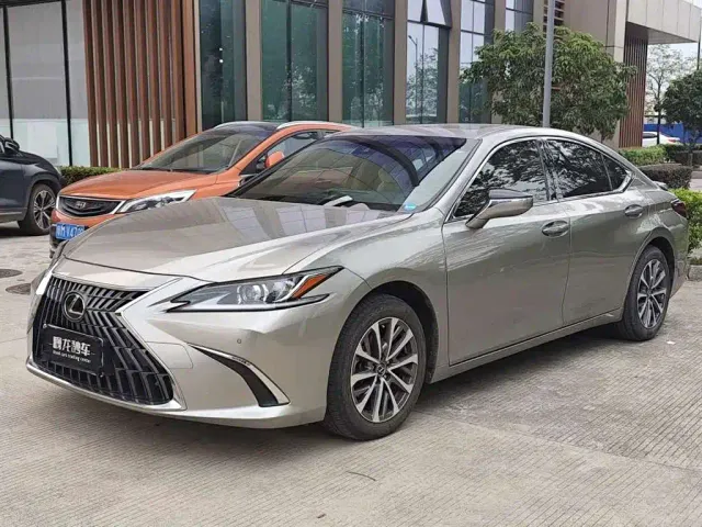 Фотография автомобиля — Lexus ES