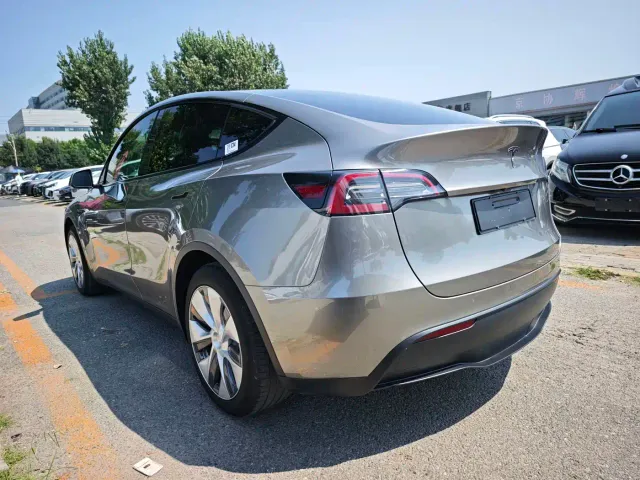 Tesla Model Y — Фото автомобиля 15