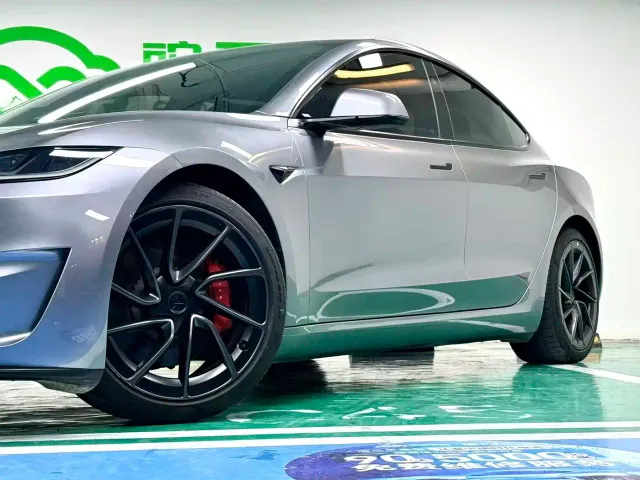Tesla Model 3 — Фото автомобиля 3