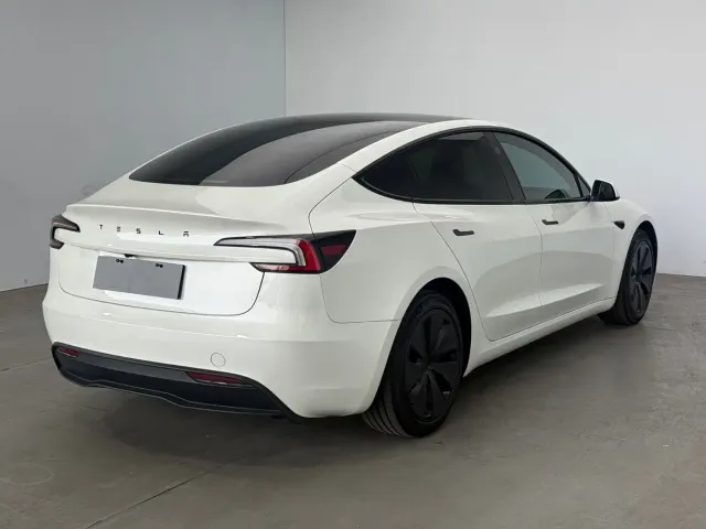 Tesla Model 3 — Фото автомобиля 4