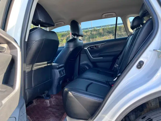 Toyota RAV4 — Фото автомобиля 8