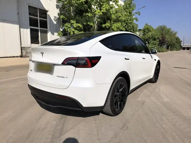 Tesla Model Y — Фото автомобиля 6