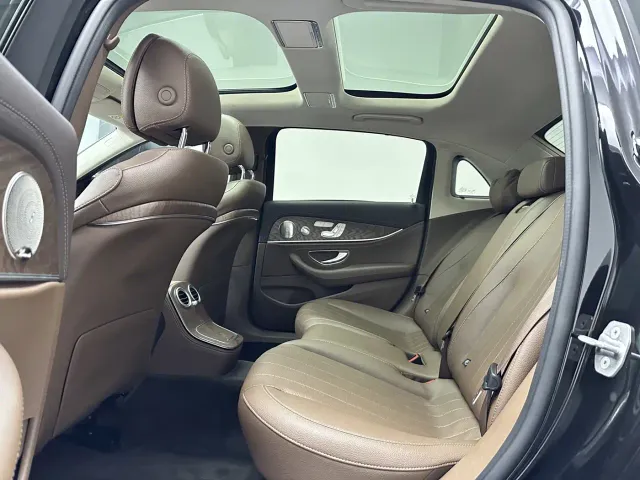 Mercedes-Benz E-Class — Фото автомобиля 11