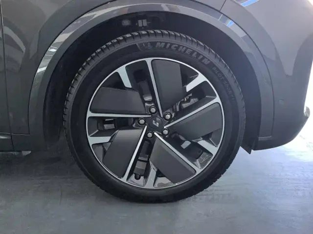Li Auto L8 — Фото автомобиля 6