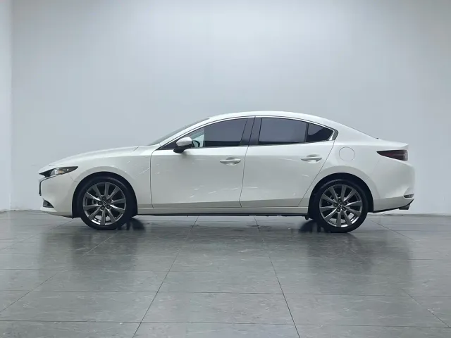 Mazda Axela — Фото автомобиля 8