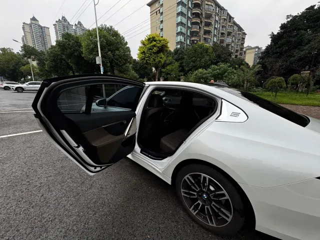 BMW 5 Series — Фото автомобиля 8