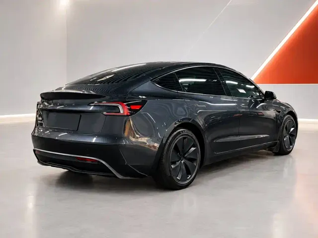 Tesla Model 3 — Фото автомобиля 6