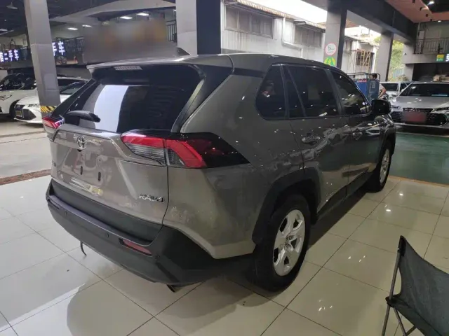 Toyota RAV4 — Фото автомобиля 6