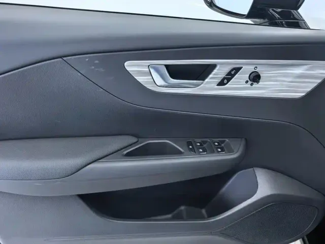 Hongqi E-QM5 — Фото автомобиля 7