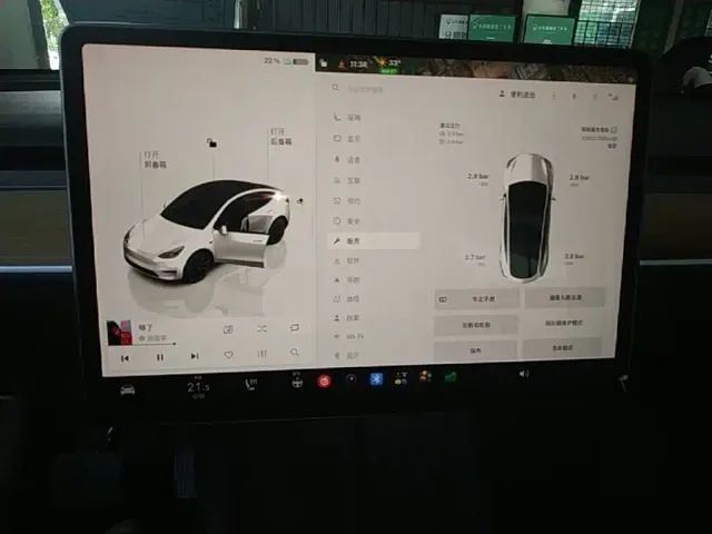 Tesla Model Y — Фото автомобиля 12