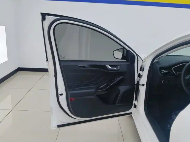 Ford Focus — Фото автомобиля 7