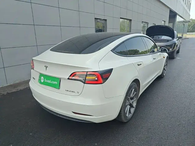 Tesla Model 3 — Фото автомобиля 6