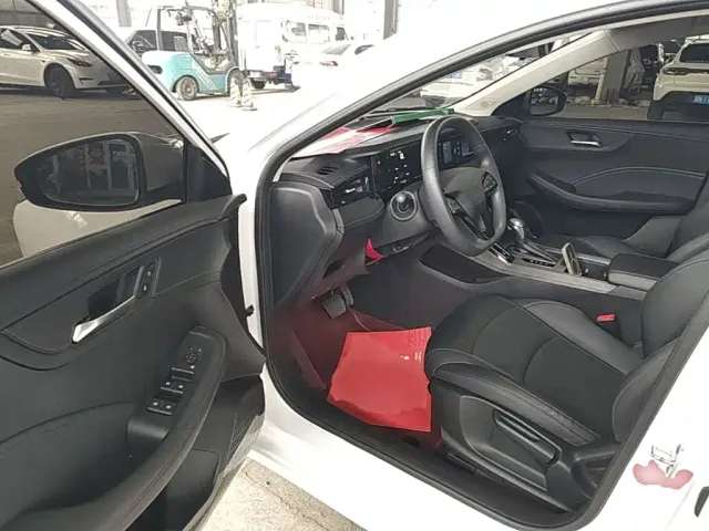 Roewe i5 — Фото автомобиля 15