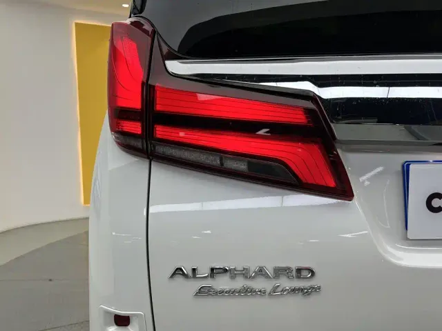 Toyota Alphard — Фото автомобиля 9