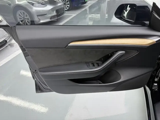 Tesla Model 3 — Фото автомобиля 6