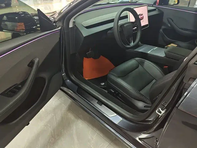 Tesla Model 3 — Фото автомобиля 15