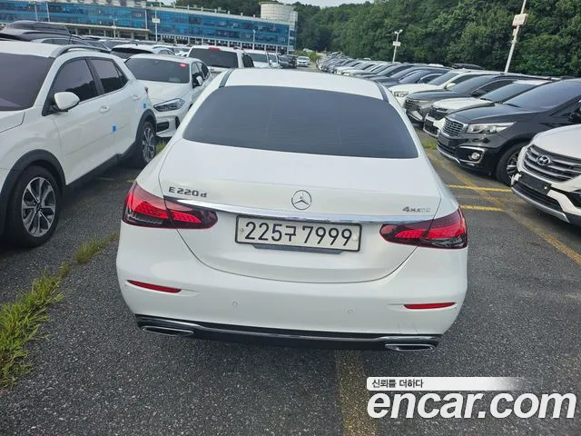 Mercedes-Benz E-Class — Фото автомобиля 3