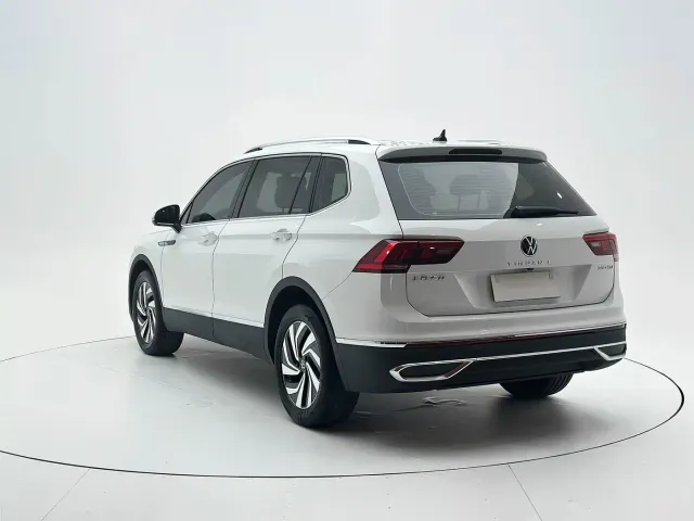 Volkswagen Tiguan L — Фото автомобиля 4