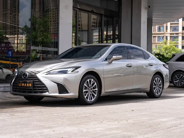 Фотография автомобиля — Lexus ES
