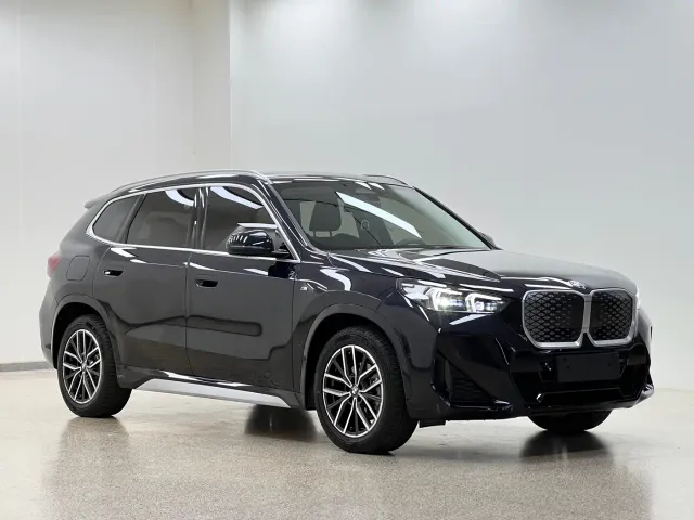 BMW iX1 — Фото автомобиля 3