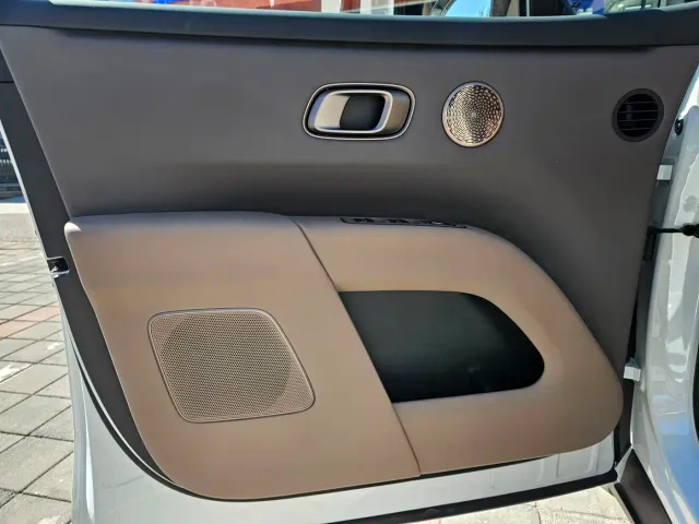 Li Auto i8 — Фото автомобиля 14