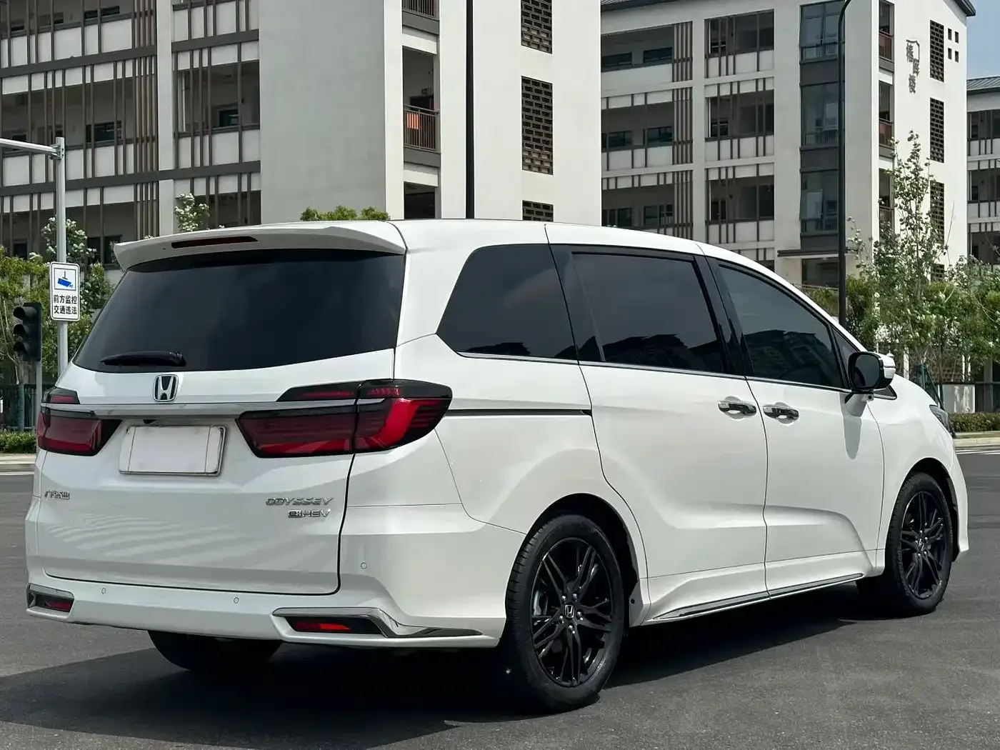 Honda Odyssey 2022 2.0L e:HEV Sharp·Prestige Edition — Фото автомобиля 3