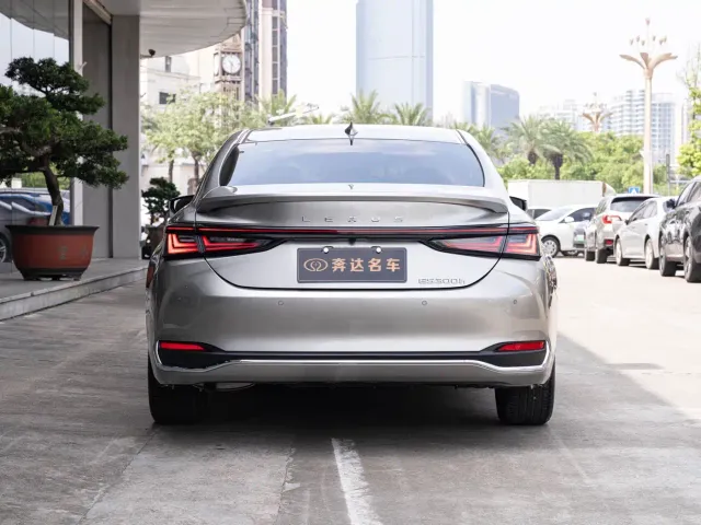 Lexus ES — Фото автомобиля 5