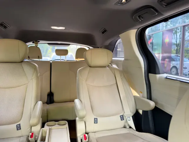 Toyota Sienna — Фото автомобиля 9
