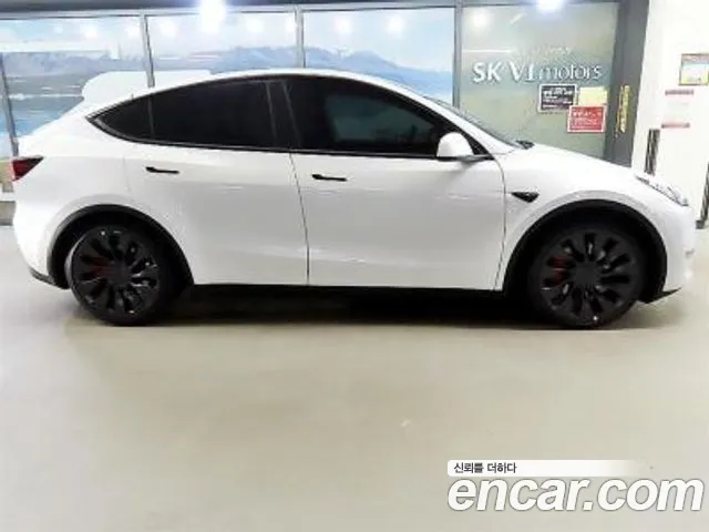 Tesla Model Y — Фото автомобиля 3