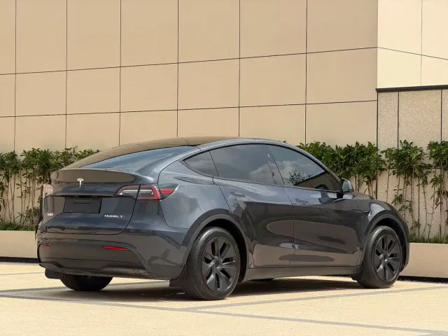 Tesla Model Y — Фото автомобиля 12