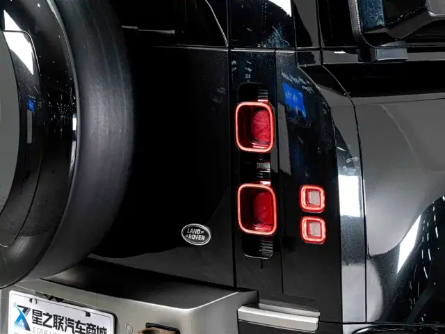 Land Rover Defender — Фото автомобиля 9